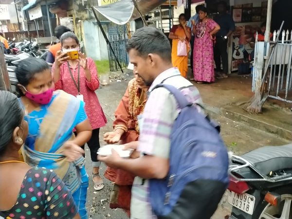 Day -4 During heavy flood in Chennai. 300 Food Pockets were provided at Power House, Aruvathu Kudisai, Rangarajapuram, Kodambakkam  Under Bridge 7& so on.
