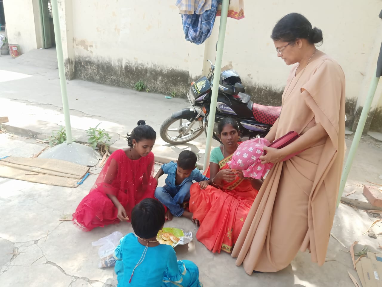 Helping Poor Lady on 22/09/2022 in Kodambakkam.