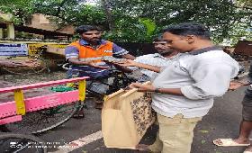 Day -2 During heavy flood in Chennai. Food Pockets were provided at Bhadeeswara Salai, Choolaimedu High Road, Gill Nagar Park, Dosspuram, Minor Trustpuram,