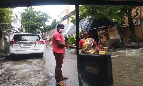 Day -3 During heavy flood in Chennai. 400 Food Pockets were provided at Bhadeeswara Salai, Choolaimedu High Road, Gill Nagar Park, Dosspuram, Minor Trustpu